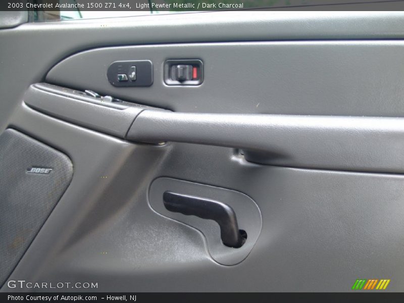 Light Pewter Metallic / Dark Charcoal 2003 Chevrolet Avalanche 1500 Z71 4x4