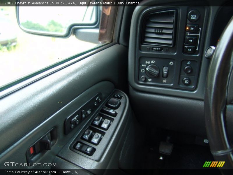 Light Pewter Metallic / Dark Charcoal 2003 Chevrolet Avalanche 1500 Z71 4x4