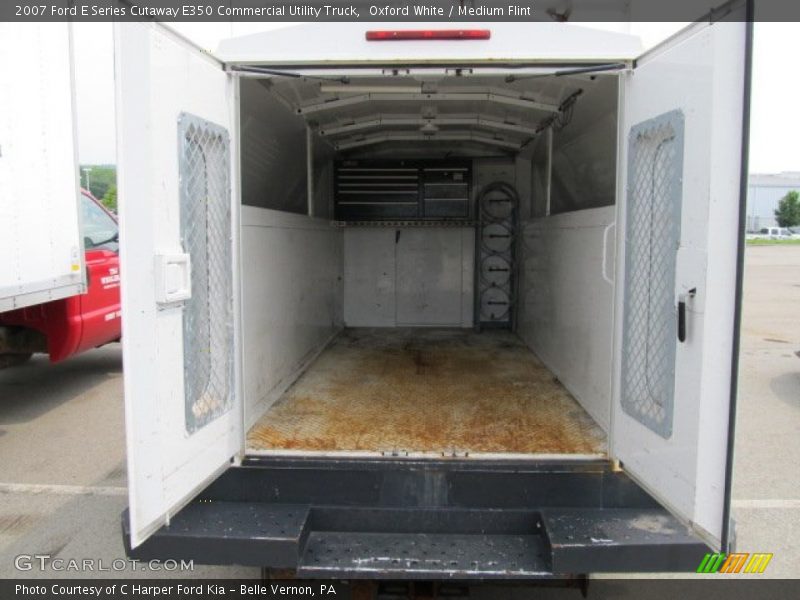 Oxford White / Medium Flint 2007 Ford E Series Cutaway E350 Commercial Utility Truck