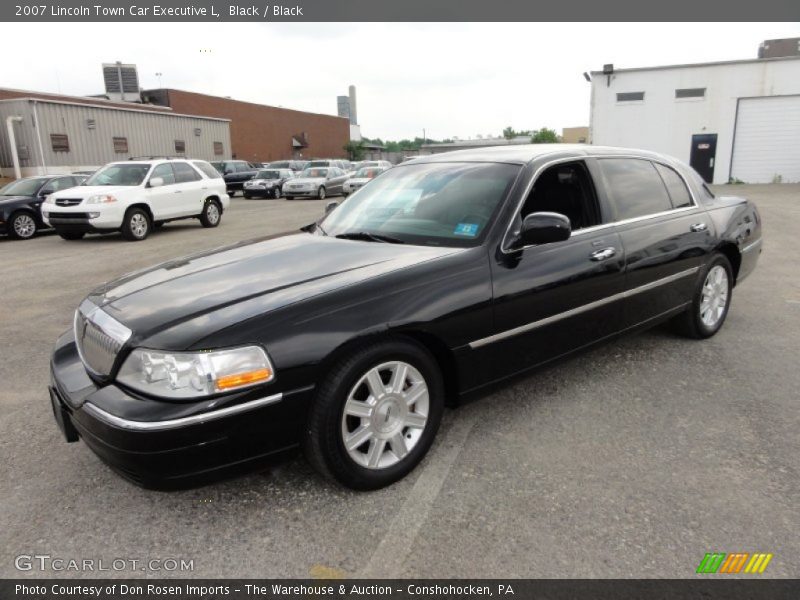 Front 3/4 View of 2007 Town Car Executive L