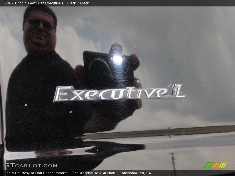  2007 Town Car Executive L Logo