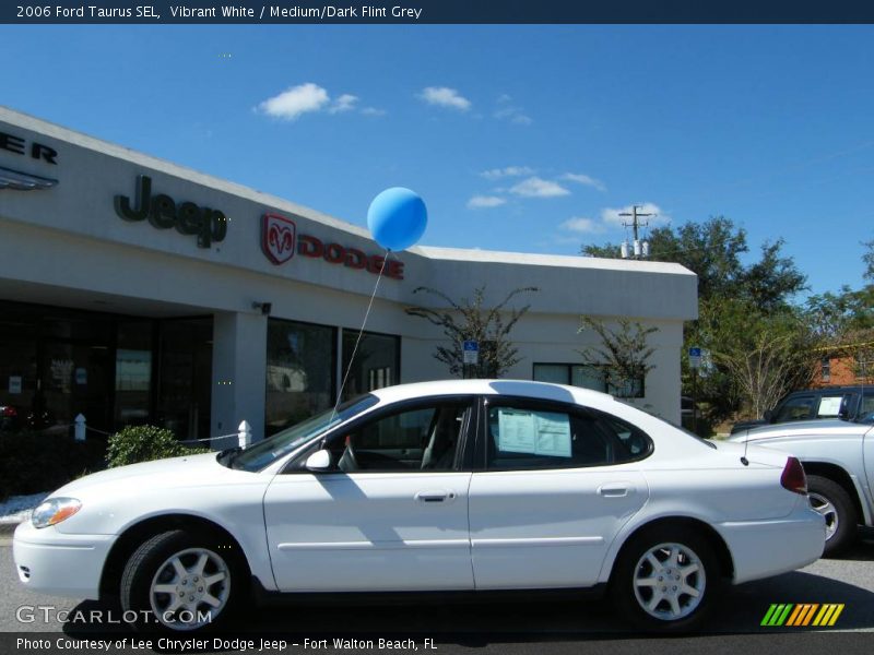 Vibrant White / Medium/Dark Flint Grey 2006 Ford Taurus SEL