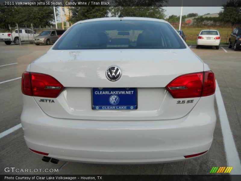 Candy White / Titan Black 2011 Volkswagen Jetta SE Sedan