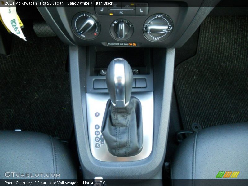 Candy White / Titan Black 2011 Volkswagen Jetta SE Sedan