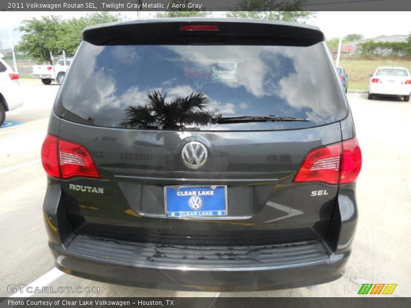 Twilight Gray Metallic / Aero Gray 2011 Volkswagen Routan SEL