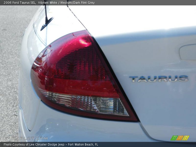 Vibrant White / Medium/Dark Flint Grey 2006 Ford Taurus SEL