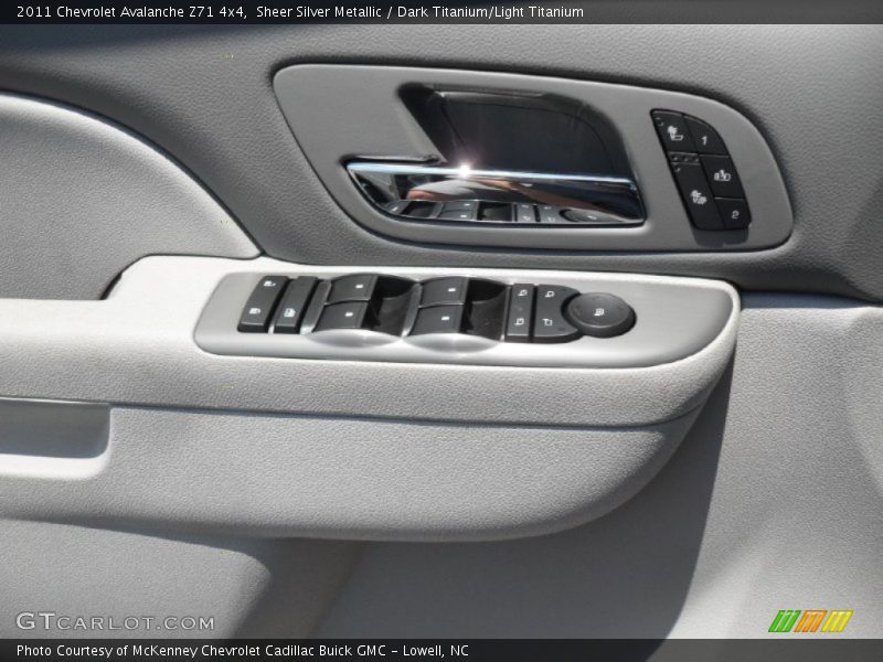 Sheer Silver Metallic / Dark Titanium/Light Titanium 2011 Chevrolet Avalanche Z71 4x4