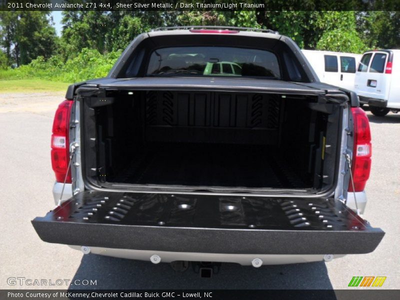 Sheer Silver Metallic / Dark Titanium/Light Titanium 2011 Chevrolet Avalanche Z71 4x4