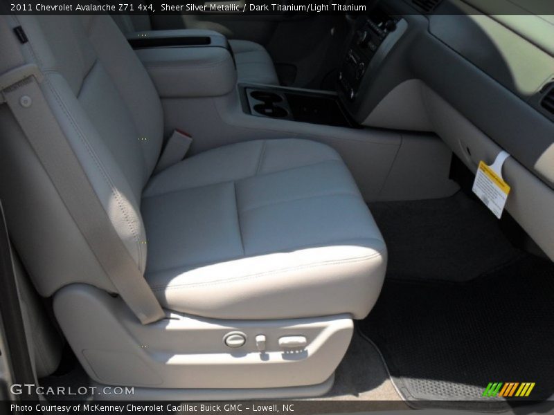 Sheer Silver Metallic / Dark Titanium/Light Titanium 2011 Chevrolet Avalanche Z71 4x4