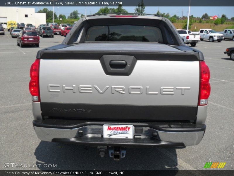 Silver Birch Metallic / Tan/Neutral 2005 Chevrolet Avalanche LT 4x4