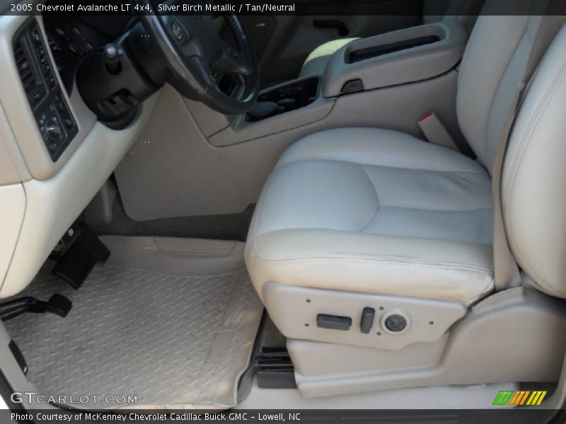 Silver Birch Metallic / Tan/Neutral 2005 Chevrolet Avalanche LT 4x4
