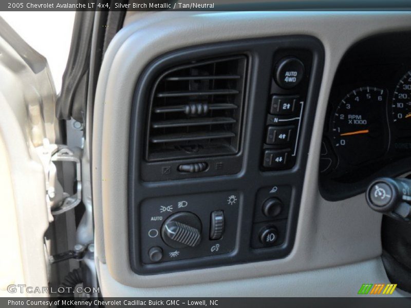 Silver Birch Metallic / Tan/Neutral 2005 Chevrolet Avalanche LT 4x4