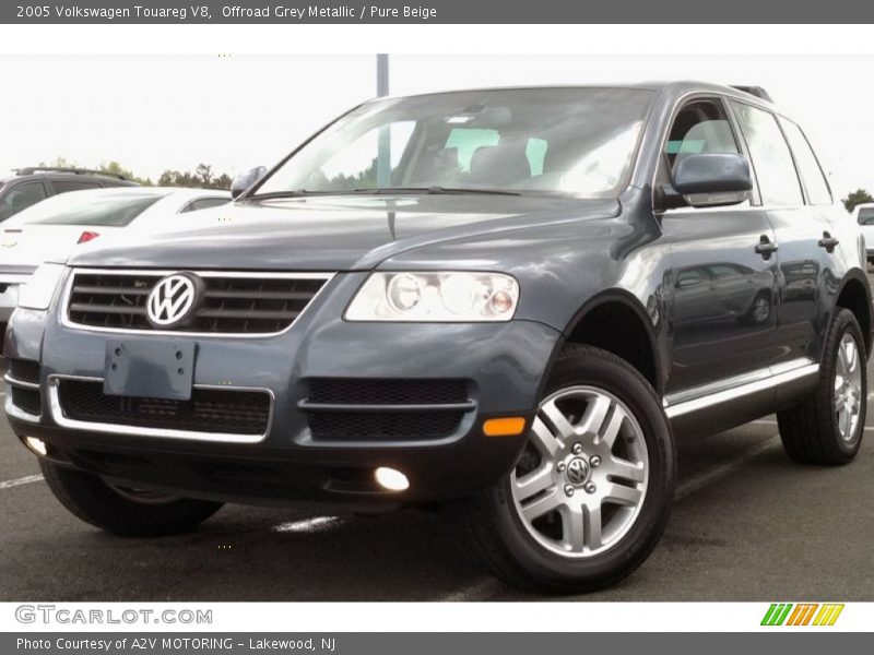 Front 3/4 View of 2005 Touareg V8