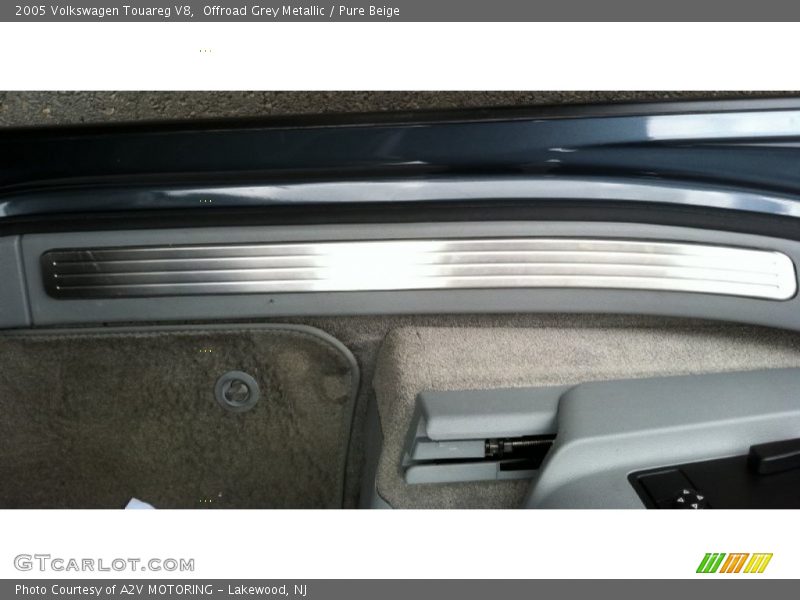 Offroad Grey Metallic / Pure Beige 2005 Volkswagen Touareg V8