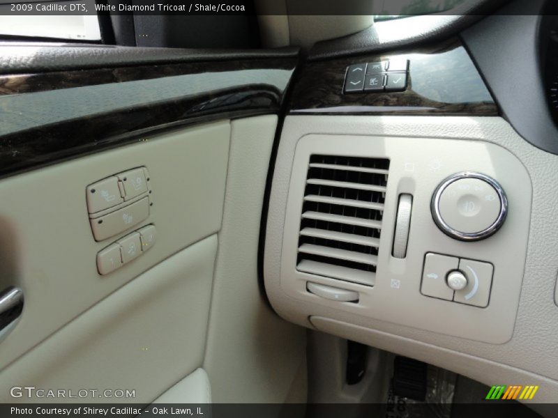 White Diamond Tricoat / Shale/Cocoa 2009 Cadillac DTS