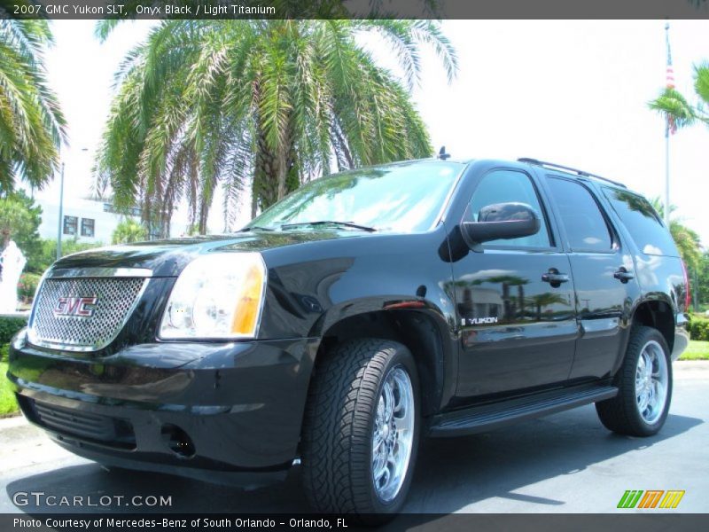 Onyx Black / Light Titanium 2007 GMC Yukon SLT