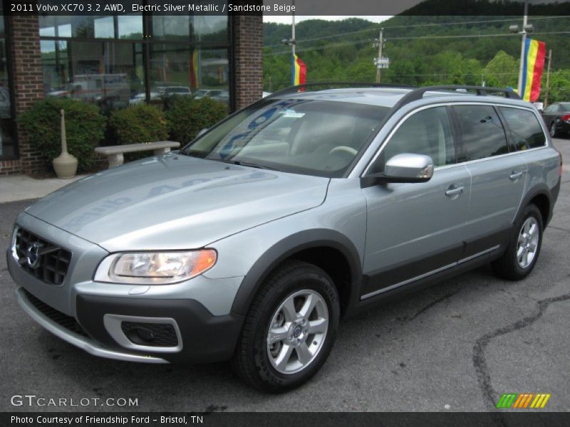 Front 3/4 View of 2011 XC70 3.2 AWD