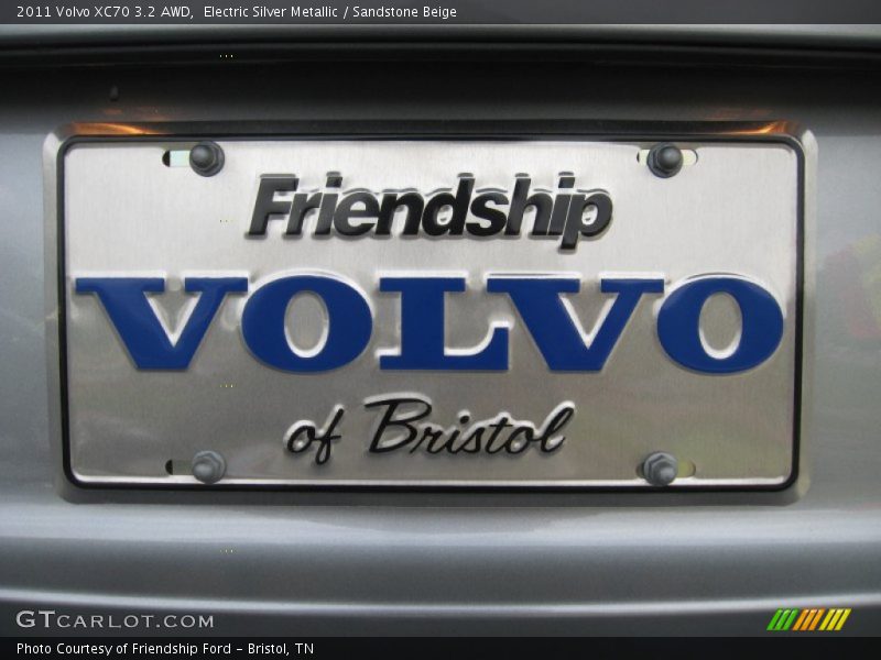 Electric Silver Metallic / Sandstone Beige 2011 Volvo XC70 3.2 AWD
