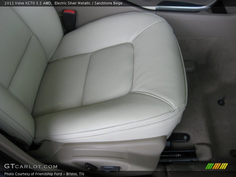 Electric Silver Metallic / Sandstone Beige 2011 Volvo XC70 3.2 AWD