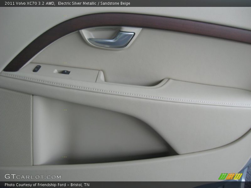 Electric Silver Metallic / Sandstone Beige 2011 Volvo XC70 3.2 AWD