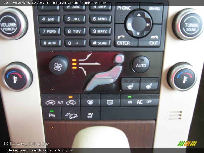Controls of 2011 XC70 3.2 AWD