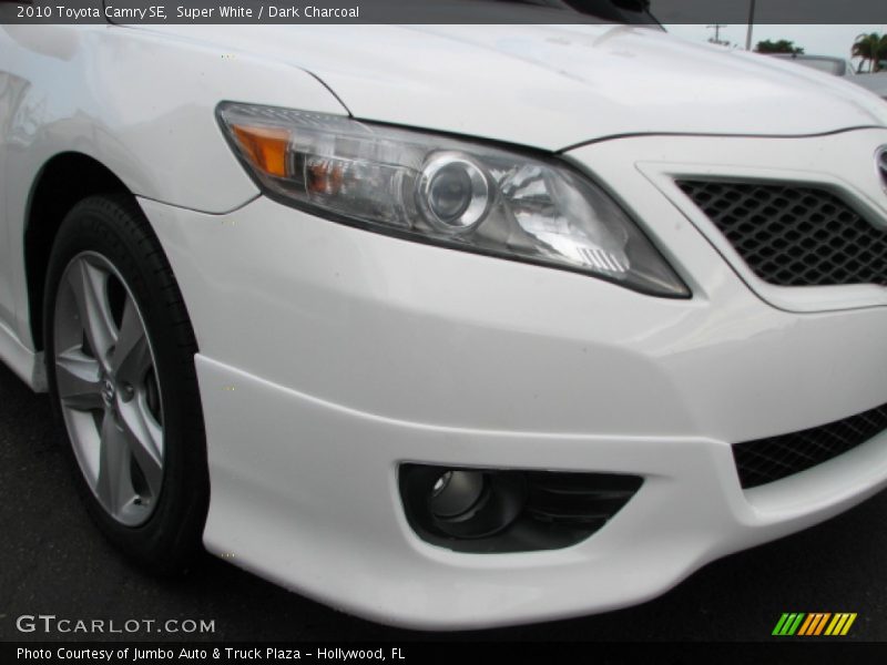 Super White / Dark Charcoal 2010 Toyota Camry SE