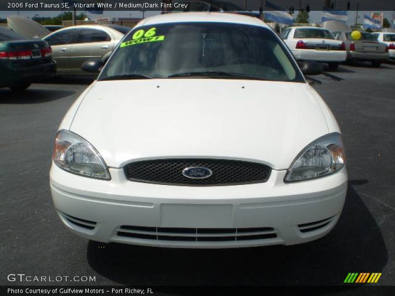 Vibrant White / Medium/Dark Flint Grey 2006 Ford Taurus SE