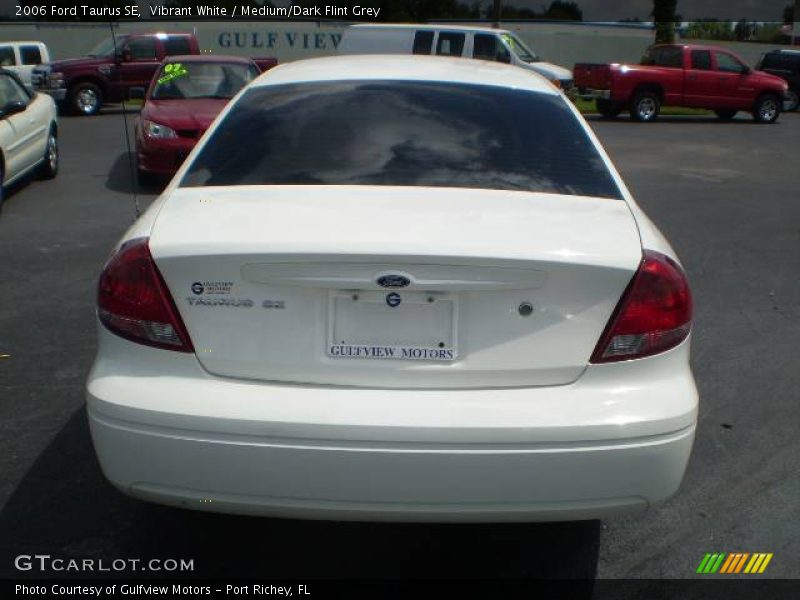 Vibrant White / Medium/Dark Flint Grey 2006 Ford Taurus SE