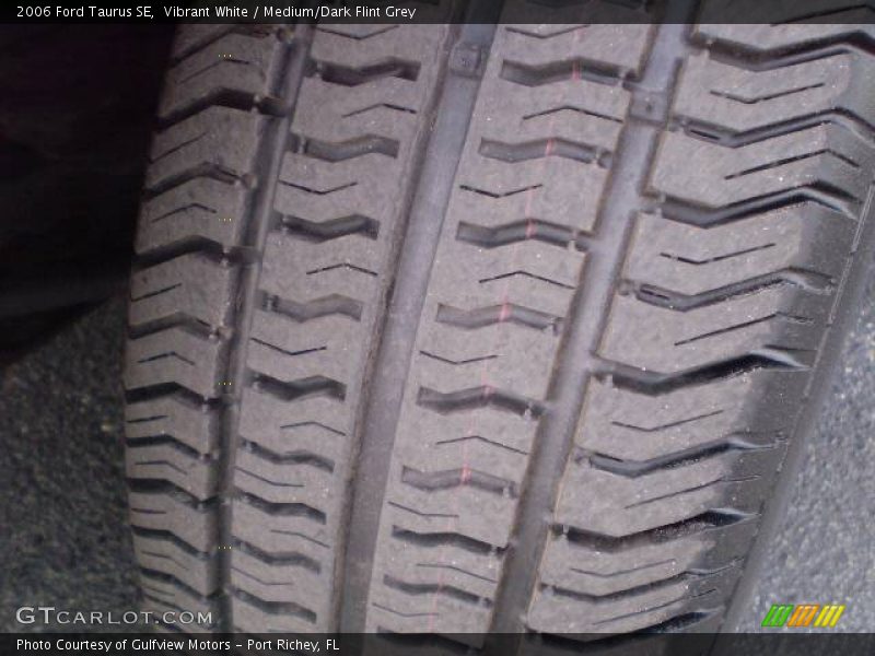 Vibrant White / Medium/Dark Flint Grey 2006 Ford Taurus SE