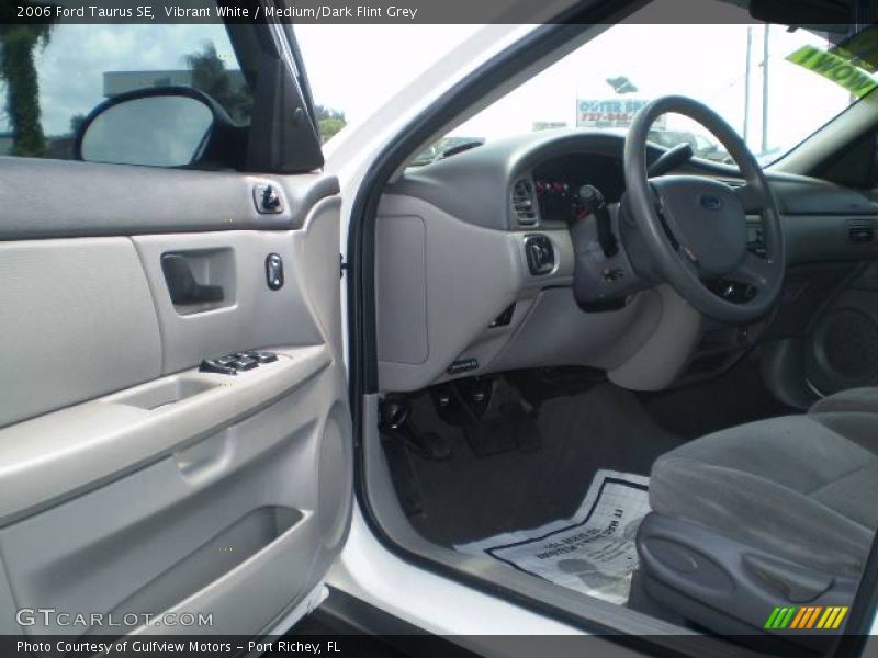 Vibrant White / Medium/Dark Flint Grey 2006 Ford Taurus SE