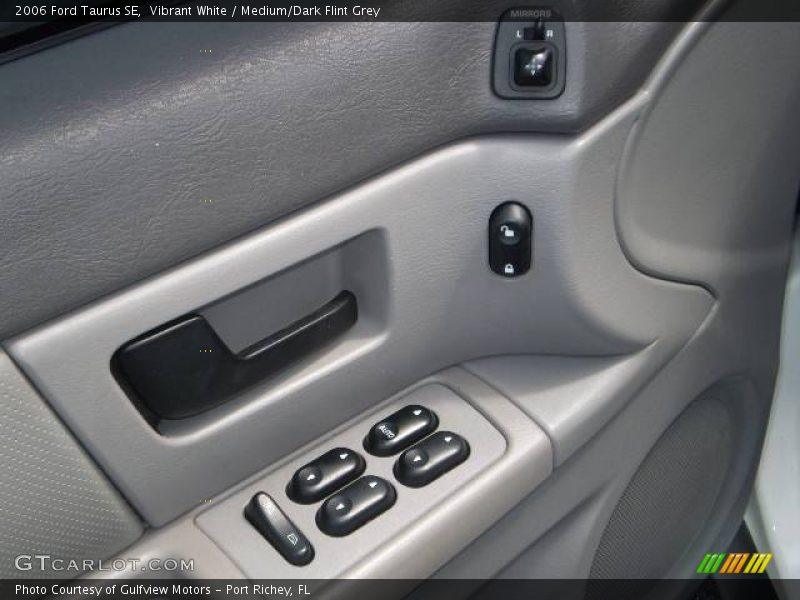 Vibrant White / Medium/Dark Flint Grey 2006 Ford Taurus SE