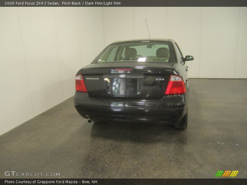 Pitch Black / Dark Flint/Light Flint 2006 Ford Focus ZX4 S Sedan