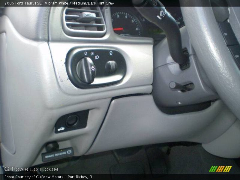 Vibrant White / Medium/Dark Flint Grey 2006 Ford Taurus SE