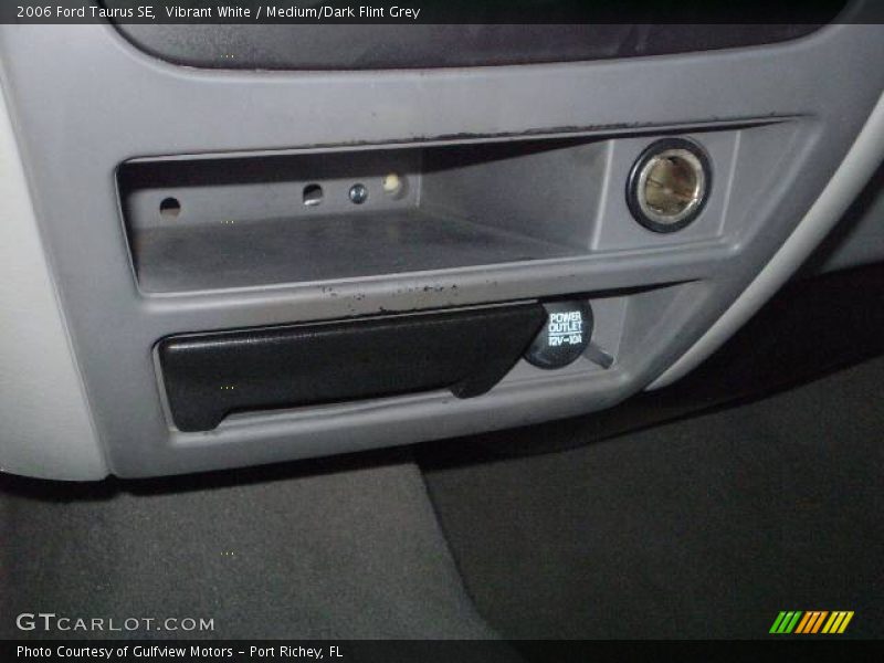 Vibrant White / Medium/Dark Flint Grey 2006 Ford Taurus SE