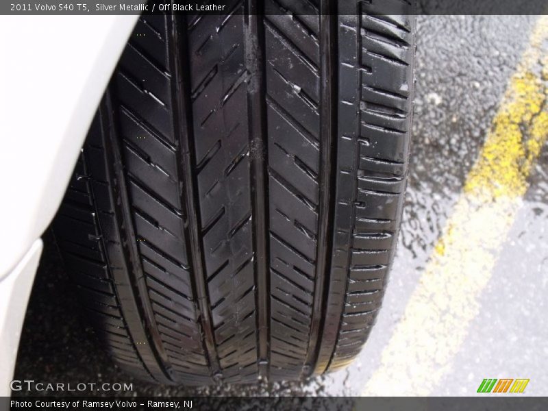 Silver Metallic / Off Black Leather 2011 Volvo S40 T5