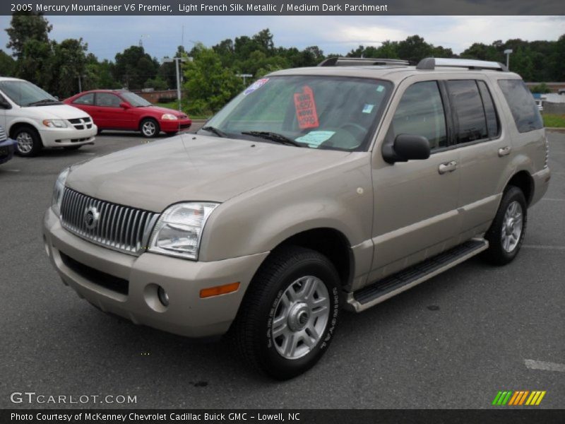 Front 3/4 View of 2005 Mountaineer V6 Premier