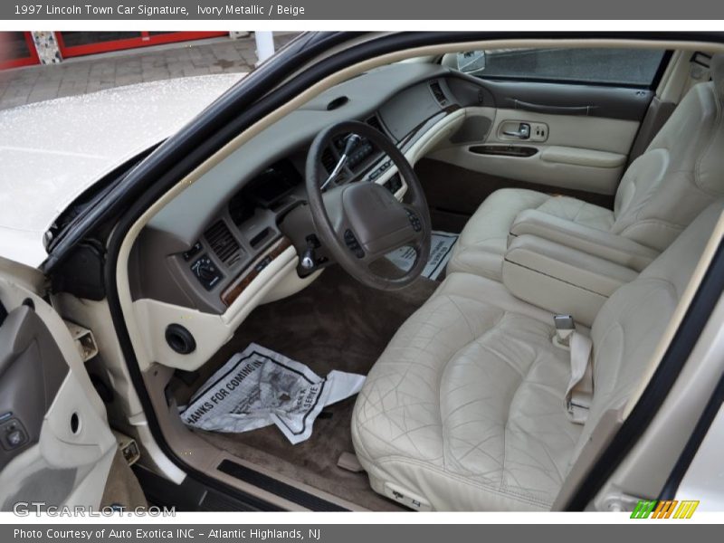 Ivory Metallic / Beige 1997 Lincoln Town Car Signature