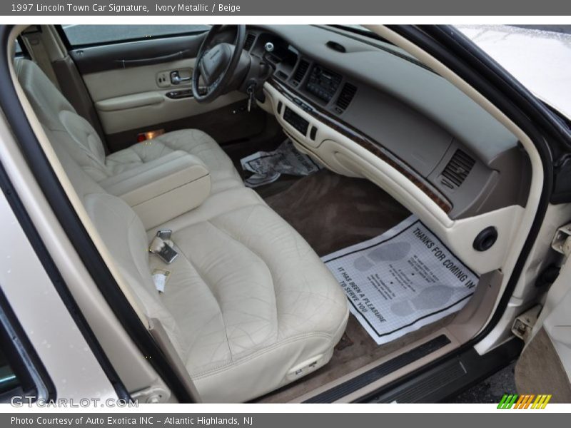 Ivory Metallic / Beige 1997 Lincoln Town Car Signature