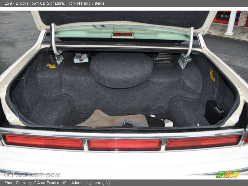 Ivory Metallic / Beige 1997 Lincoln Town Car Signature