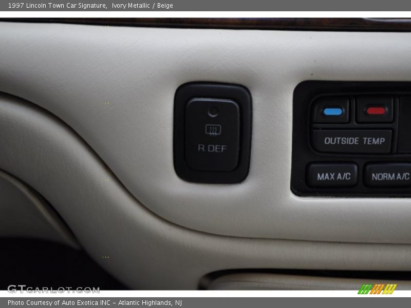 Ivory Metallic / Beige 1997 Lincoln Town Car Signature