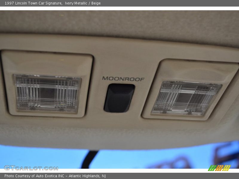 Ivory Metallic / Beige 1997 Lincoln Town Car Signature