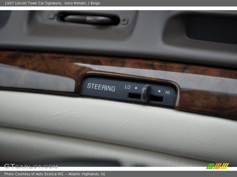 Ivory Metallic / Beige 1997 Lincoln Town Car Signature