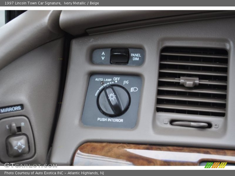 Ivory Metallic / Beige 1997 Lincoln Town Car Signature