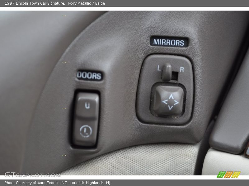 Ivory Metallic / Beige 1997 Lincoln Town Car Signature