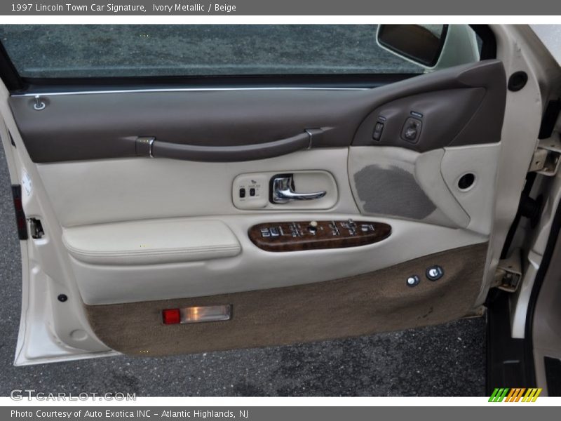 Ivory Metallic / Beige 1997 Lincoln Town Car Signature