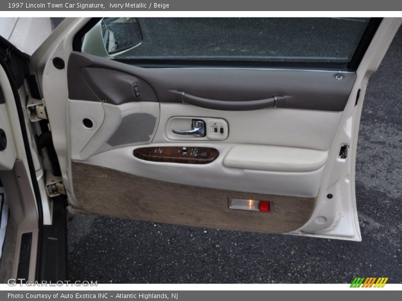 Ivory Metallic / Beige 1997 Lincoln Town Car Signature