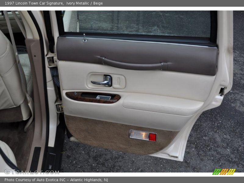 Ivory Metallic / Beige 1997 Lincoln Town Car Signature