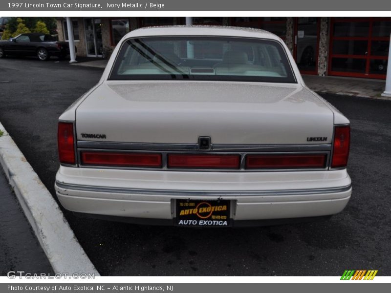 Ivory Metallic / Beige 1997 Lincoln Town Car Signature