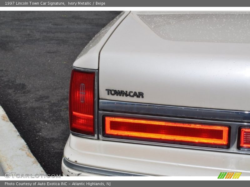 Ivory Metallic / Beige 1997 Lincoln Town Car Signature