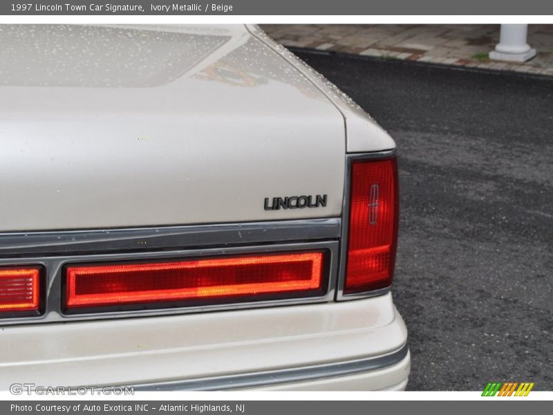 Ivory Metallic / Beige 1997 Lincoln Town Car Signature